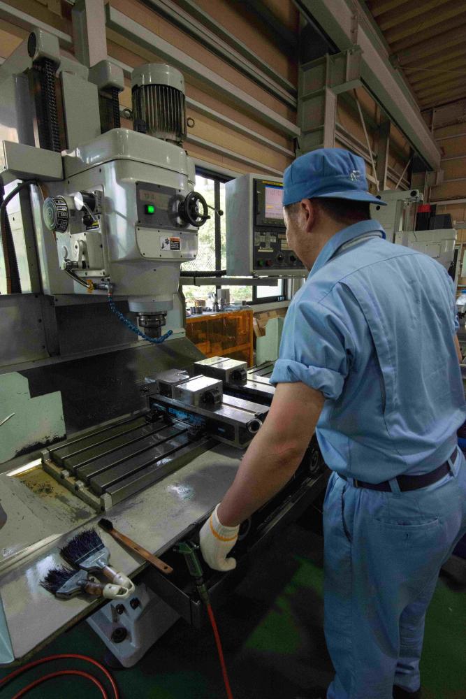 機械加工スタッフ ※フライス盤を使用した部品製作です。残業少なく労働環境は整っています。