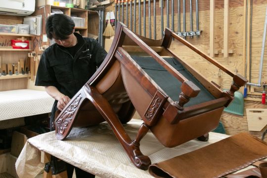 【正社員】アンティーク家具の修理スタッフ