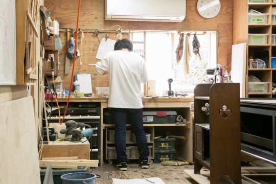 【正社員】アンティーク家具の修理スタッフ